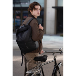 Waterdichte urban anti‑diefstal rugzak met fietsbevestiging 16” kleur zwart sfeer weergave 2