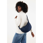 XL schoudertas van RPET met buitenvak en verstelbare riem kleur marineblauw tweede weergave met model