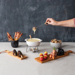 Kaashoutfondue van keramiek met kaarsverhitting 750 ml Boska kleur wit sfeer weergave