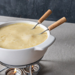 Kaashoutfondue van keramiek met kaarsverhitting 750 ml Boska kleur wit sfeer weergave 4