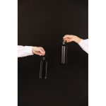 Thermosfles van gerecycled RVS met minimalistisch handvat 600 ml kleur zwart sfeer weergave