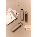 Thermosfles van gerecycled RVS met minimalistisch handvat 600 ml kleur ivoor sfeer weergave 2