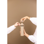 Thermosfles van gerecycled staal met handvat en dubbele opening 600 ml kleur ivoor sfeer weergave 3