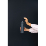 Thermosfles van gerecycled staal met handvat en dubbele opening 600 ml kleur marineblauw sfeer weergave