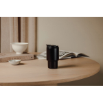 Take-away mok van gerecycled staal met openklapbaar deksel 350 ml kleur zwart sfeer weergave 4
