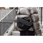 Urban schoudertas van gerecycled materiaal met verstelbare riem kleur zwart sfeer weergave 2