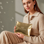 Compacte PU toilettas met gouden afwerking en bijpassende rits kleur goud vierde weergave