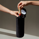 Zwarte thermische hoes voor fles met handvat voor transport kleur zwart gedetailleerde weergave