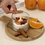 Geurkaars van plantaardige was met kaneel- en citrusaroma sfeerweergave