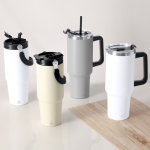 RVS drinkfles van gerecycled staal met rietje en drinkopening 1,2 L sfeerweergave