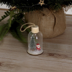 Kerstornament van glas met houten voet sfeerweergave