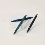 Aluminium klikpen met soft-touch afwerking en blauwe inkt sfeerweergave