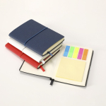 Schrijfboek van kunstleer met intern gelijnd A6-notitieblok sfeerweergave