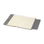 Duurzame schrijfmap met walnoothouten sluiting A5, gelijnde pagina’s kleur grijs derde weergave