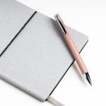 Aluminium pen met drukmechanisme en zilverkleurige details kleur rose gold