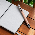 Aluminium pen met drukmechanisme en zilverkleurige details