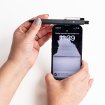 Aluminium pen met zilverkleurige details en blauwe inkt