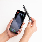 Aluminium pen met zilverkleurige details en blauwe inkt