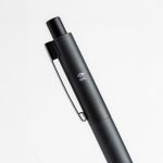 Aluminium pen met zilverkleurige details en blauwe inkt