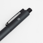 Aluminium pen met zilverkleurige details en blauwe inkt