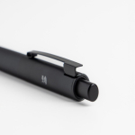 Aluminium pen met zilverkleurige details en blauwe inkt