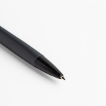 Aluminium pen met zilverkleurige details en blauwe inkt