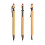 Bamboe pen met touch-tip en metalen details, blauwe inkt kleur rood