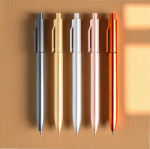 Eco-pen met geïntegreerde clip en reliëfstrepen, zwarte inkt