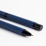 Set balpen en rollerpen van staal en aluminium met reliëf, zwarte inkt