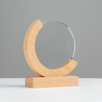 Trofee van hout en glas met wereldbol-design en geschenkdoos