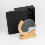 Trofee van hout en glas met wereldbol-design en geschenkdoos