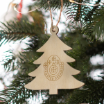 Houten boomvormige hanger om de kerstboom te versieren kleur naturel vierde weergave