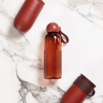 Effen plastic fles met ronde dop en draaglus 600 ml kleur bordeaux zesde weergave