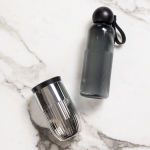 Effen plastic fles met ronde dop en draaglus 600 ml kleur zwart zevende weergave