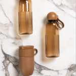 Effen plastic fles met ronde dop en draaglus 600 ml kleur camel zesde weergave