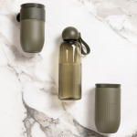 Effen plastic fles met ronde dop en draaglus 600 ml kleur olijfgroen zevende weergave