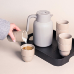 Thermoskan met kenmerkend gestreept design 1,5 L kleur beige tweede weergave