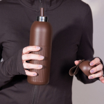 Thermofles van staal in effen kleur met ronde dop en draaglus 500 ml kleur donker bruin tweede weergave