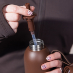 Thermofles van staal in effen kleur met ronde dop en draaglus 500 ml kleur donker bruin vierde weergave