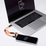 Custom made lanyard voor de mobiel met korte band en Type C oplader kleur oranje