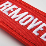 Geborduurd polyester label met sleutelhanger, personaliseerbaar kleur rood vijfde weergave