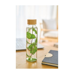 Gekleurde glazen fles met matte coating en bamboe schroefdop 500ml vierde weergave