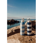 Lekvrije thermofles met stranddesign en draaglus 600ml kleur lichtblauw sfeer weergave 3