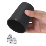 Dobbelspel met plastic dobbelbeker met ruwe textuur tweede weergave