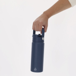 RVS thermobeker met deksel met drinkopening en rietje 550ml sfeerweergave