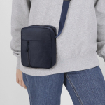 Schoudertas van soft nylon met voorvak en ritssluiting