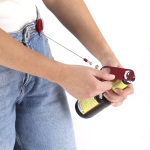 Flessenopener van staal met oprolbare houder en clip 65cm sfeerweergave