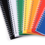 A5-notitieblok met ringband van plastic met ruitjespapier kleur geel detailweergave 1