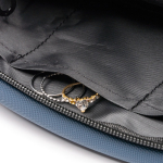 Toilettas van synthetisch leer met compartimenten en rits kleur marineblauw detailweergave 2