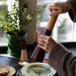 Grote conische molen van beukenhout Sagaform kleur donkerrood vijfde weergave